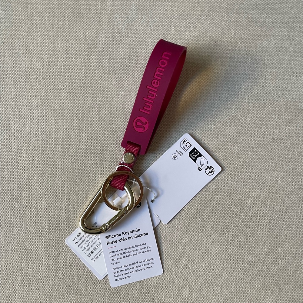 Lululemon silicone keychain - Berry Rumble/Jewelled Magenta